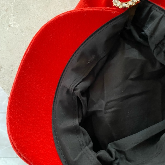 Beautiful Red Gucci Baret with brooch - Picture 6 of 9